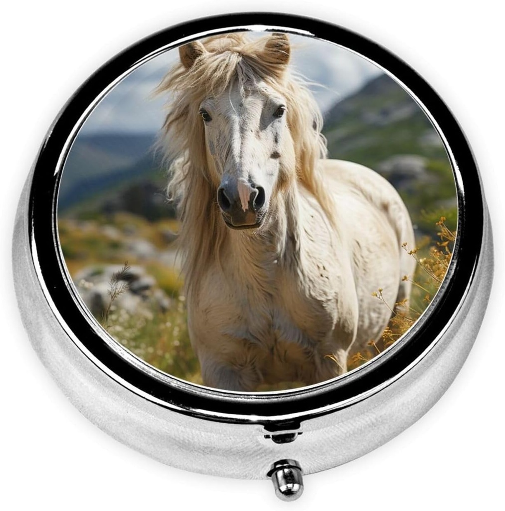 Round Pill Box Horse på Green Grass Cute Small Pill Case 3 Compartment Pillbox för Purse Pocket Portable Pill Container Holder för att hålla vitaminer Medication Fish Oil och kosttillskott