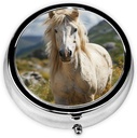 Round Pill Box Horse på Green Grass Cute Small Pill Case 3 Compartment Pillbox för Purse Pocket Portable Pill Container Holder för att hålla vitaminer Medication Fish Oil och kosttillskott
